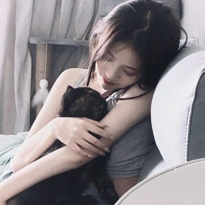 落在她身边